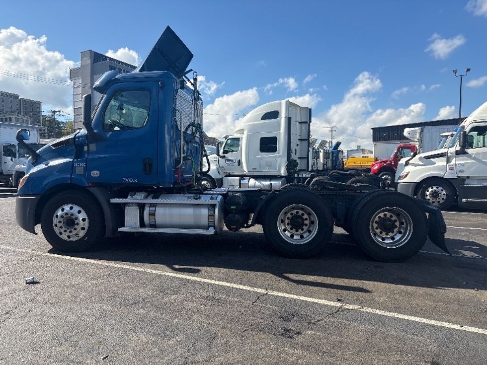 Day Cab Tractor-Heavy Duty Tractors-Freightliner-2020-T11664ST-North Bergen-NJ-151,925\n\t\tmiles-$ 61,000 - Image 4
