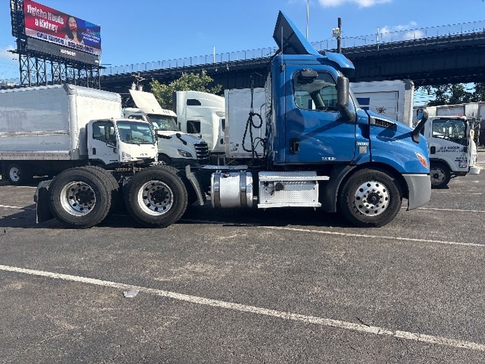 Day Cab Tractor-Heavy Duty Tractors-Freightliner-2020-T11664ST-North Bergen-NJ-151,925\n\t\tmiles-$ 61,000 - Image 8