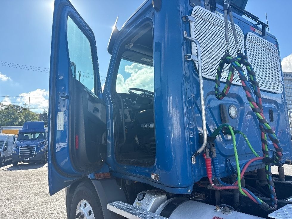 Day Cab Tractor-Heavy Duty Tractors-Freightliner-2020-T11664ST-North Bergen-NJ-151,925\n\t\tmiles-$ 61,000 - Image 9