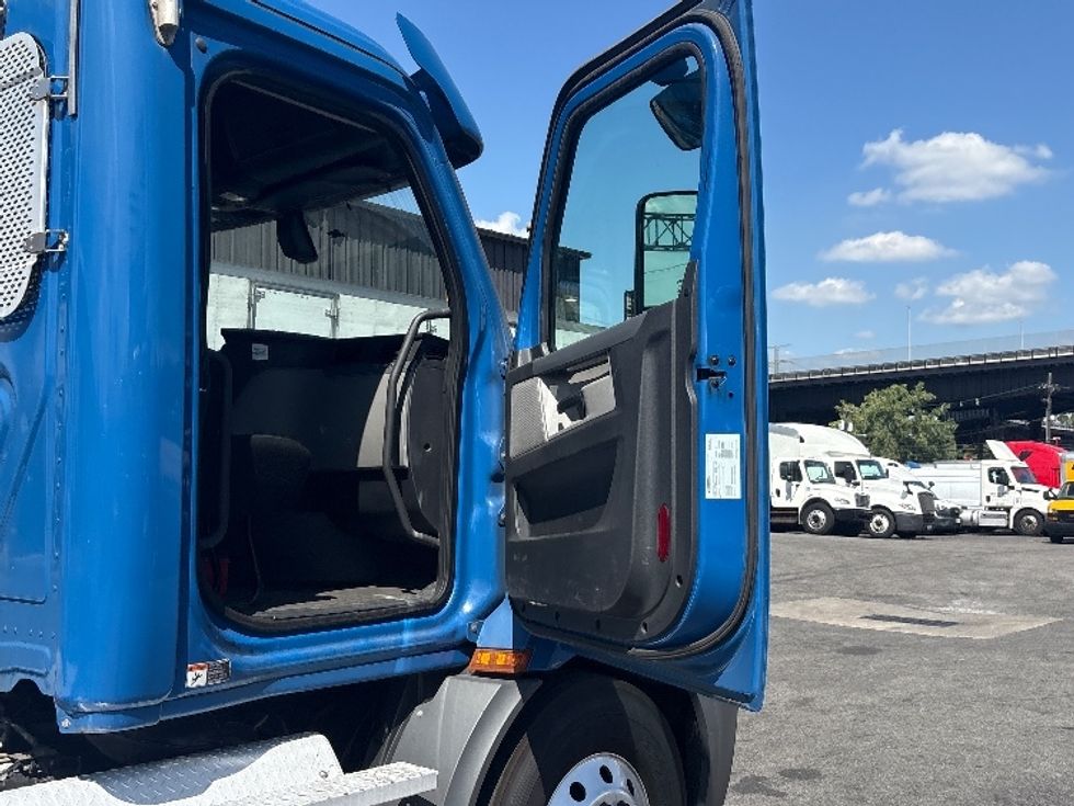 Day Cab Tractor-Heavy Duty Tractors-Freightliner-2020-T11664ST-North Bergen-NJ-190,907\n\t\tmiles-$ 58,500 - Image 12