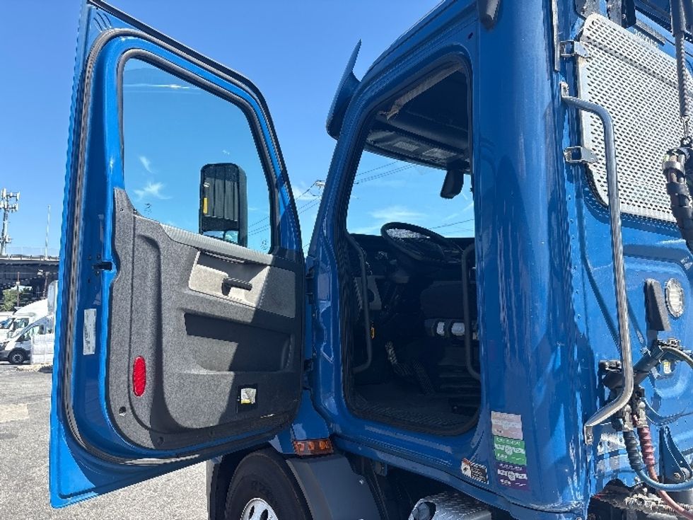 Day Cab Tractor-Heavy Duty Tractors-Freightliner-2020-T11664ST-North Bergen-NJ-190,907\n\t\tmiles-$ 58,500 - Image 9
