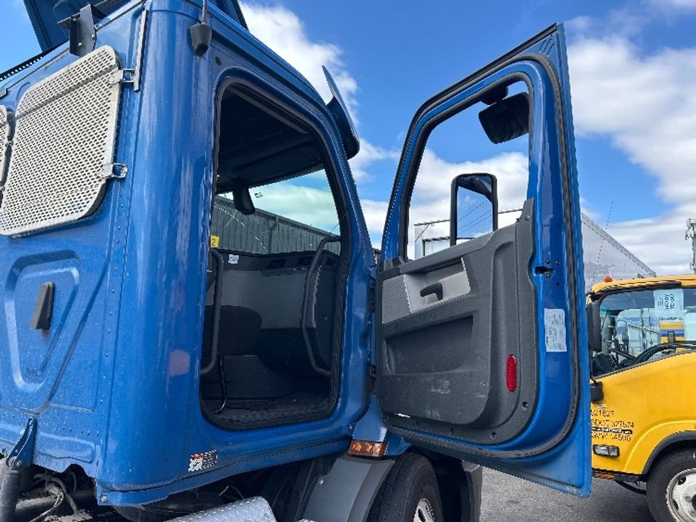 Day Cab Tractor-Heavy Duty Tractors-Freightliner-2020-T11664ST-North Bergen-NJ-264,980\n\t\tmiles-$ 50,750 - Image 12