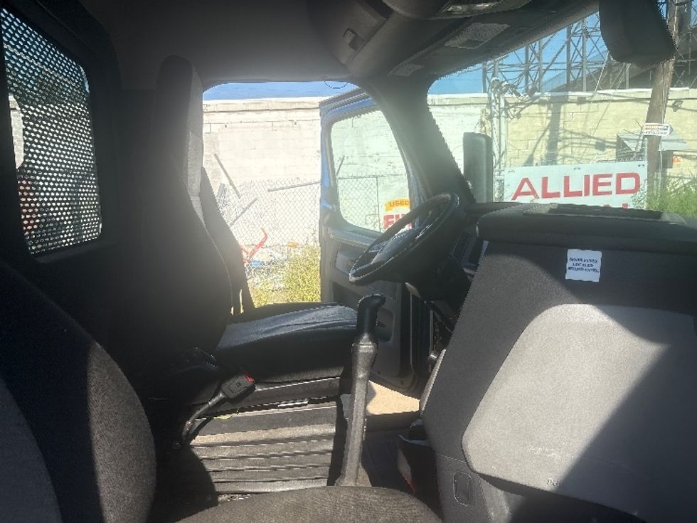 Day Cab Tractor-Heavy Duty Tractors-Freightliner-2020-T11664ST-North Bergen-NJ-291,238\n\t\tmiles-$ 49,000 - Image 14