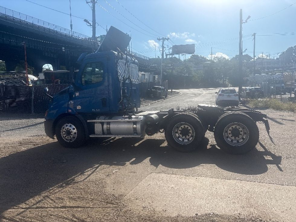 Day Cab Tractor-Heavy Duty Tractors-Freightliner-2020-T11664ST-North Bergen-NJ-291,238\n\t\tmiles-$ 49,000 - Image 4