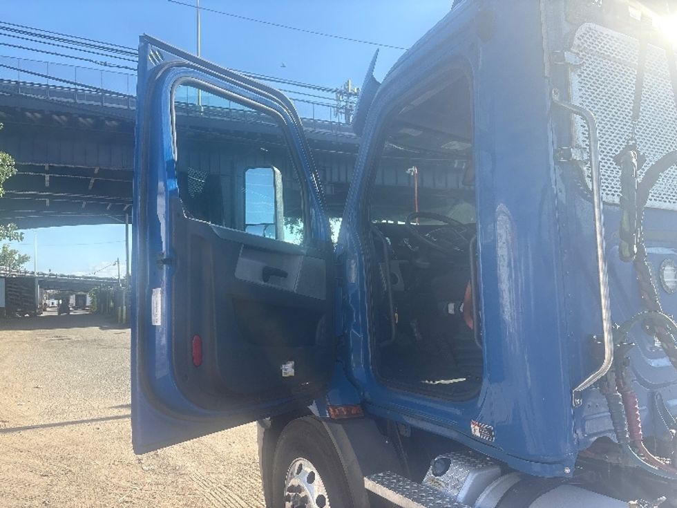 Day Cab Tractor-Heavy Duty Tractors-Freightliner-2020-T11664ST-North Bergen-NJ-291,238\n\t\tmiles-$ 49,000 - Image 9
