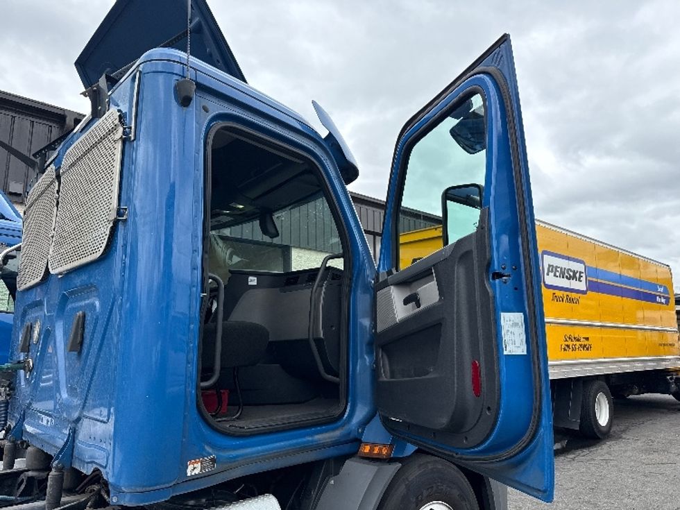 Day Cab Tractor-Heavy Duty Tractors-Freightliner-2020-T11664ST-North Bergen-NJ-292,101\n\t\tmiles-$ 49,000 - Image 12