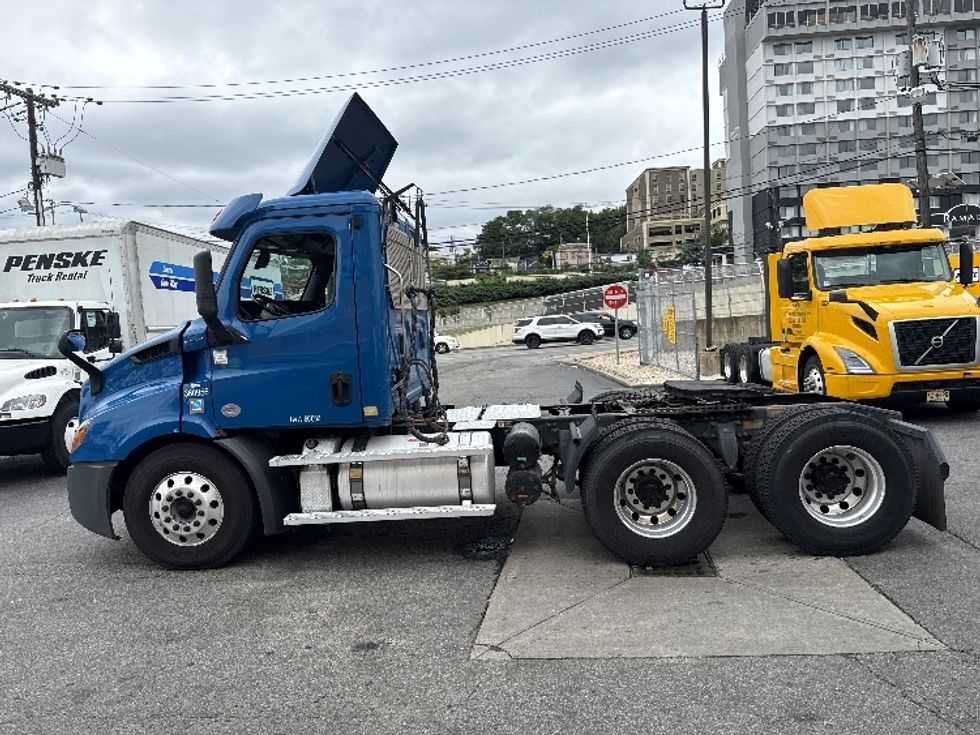Day Cab Tractor-Heavy Duty Tractors-Freightliner-2020-T11664ST-North Bergen-NJ-292,101\n\t\tmiles-$ 49,000 - Image 4