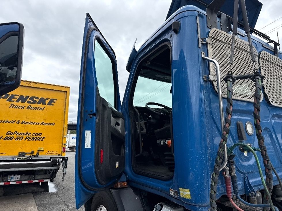 Day Cab Tractor-Heavy Duty Tractors-Freightliner-2020-T11664ST-North Bergen-NJ-292,101\n\t\tmiles-$ 49,000 - Image 9