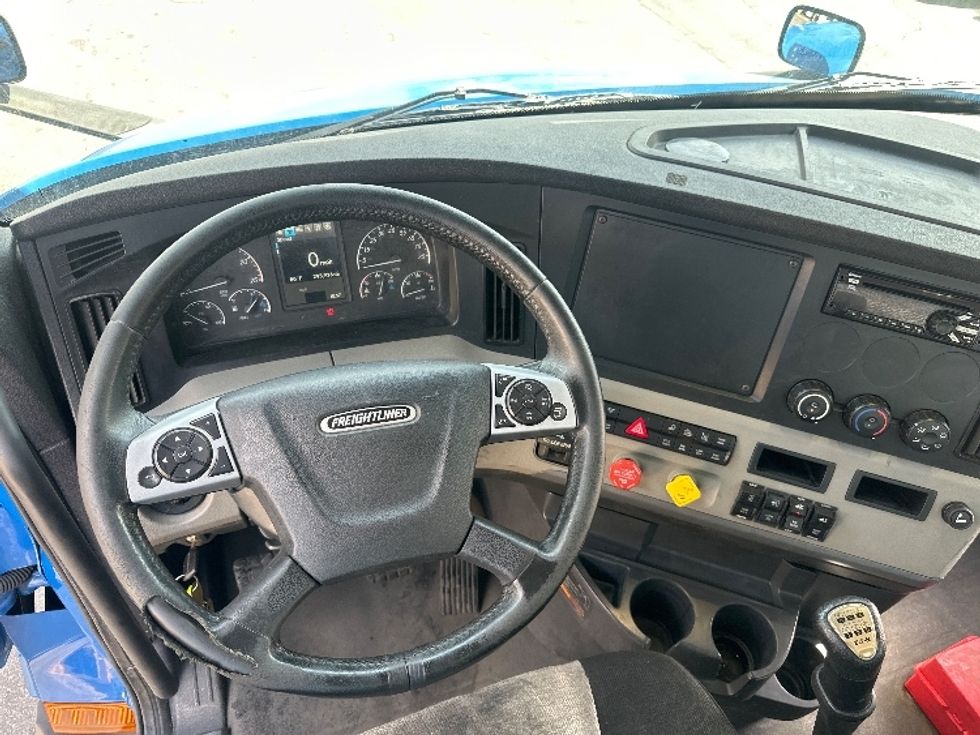 Day Cab Tractor-Heavy Duty Tractors-Freightliner-2020-T11664ST-North Bergen-NJ-295,936\n\t\tmiles-$ 48,750 - Image 11