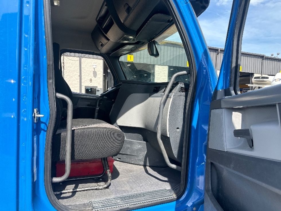 Day Cab Tractor-Heavy Duty Tractors-Freightliner-2020-T11664ST-North Bergen-NJ-295,936\n\t\tmiles-$ 48,750 - Image 12