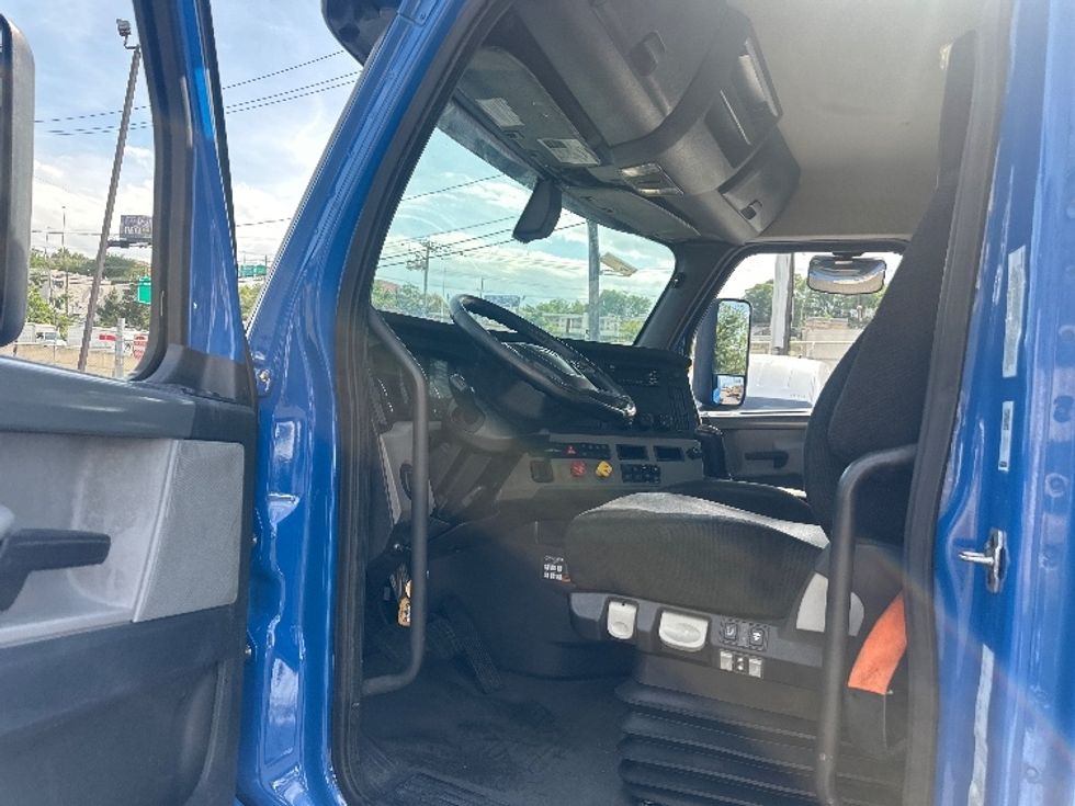 Day Cab Tractor-Heavy Duty Tractors-Freightliner-2020-T11664ST-North Bergen-NJ-295,936\n\t\tmiles-$ 48,750 - Image 9