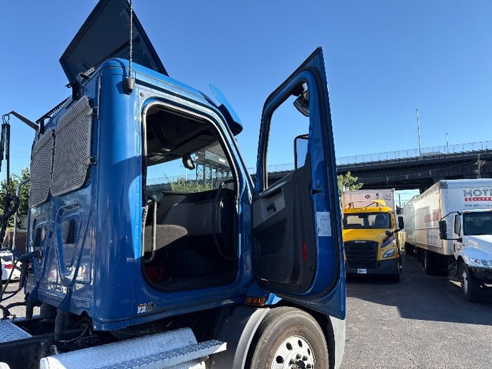 Day Cab Tractor-Heavy Duty Tractors-Freightliner-2020-T11664ST-North Bergen-NJ-300,000\n\t\tmiles-$ 48,500 - Image 12