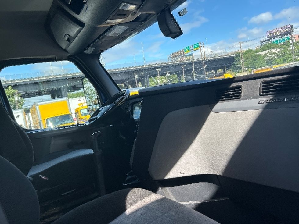 Day Cab Tractor-Heavy Duty Tractors-Freightliner-2020-T11664ST-North Bergen-NJ-300,000\n\t\tmiles-$ 48,500 - Image 14