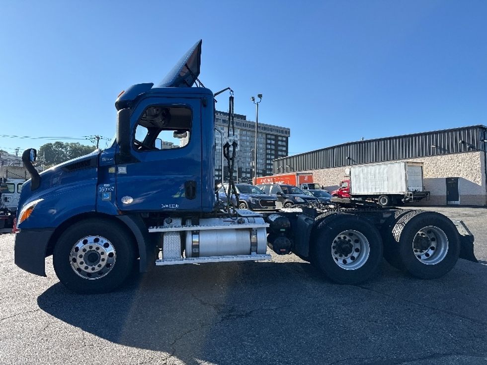 Day Cab Tractor-Heavy Duty Tractors-Freightliner-2020-T11664ST-North Bergen-NJ-300,000\n\t\tmiles-$ 48,500 - Image 4
