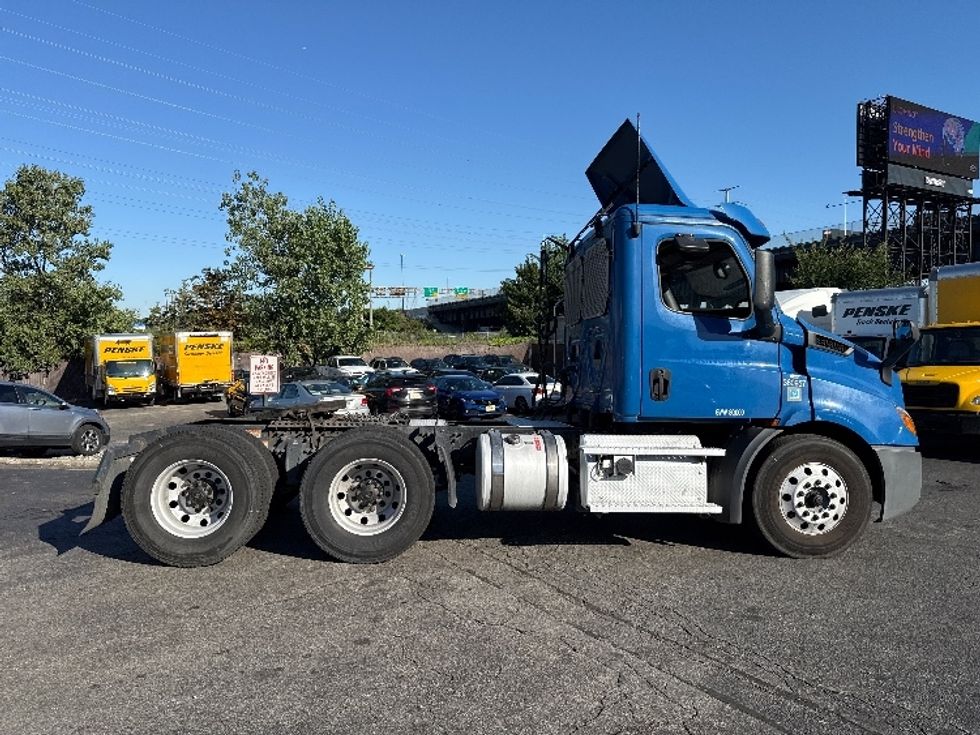 Day Cab Tractor-Heavy Duty Tractors-Freightliner-2020-T11664ST-North Bergen-NJ-300,000\n\t\tmiles-$ 48,500 - Image 8