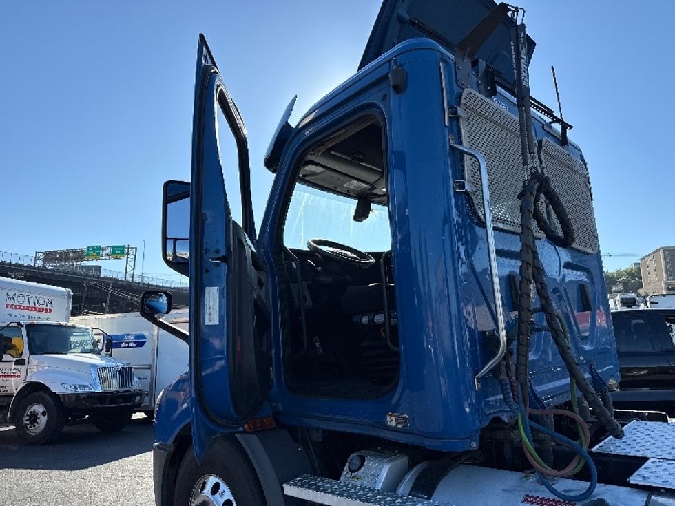 Day Cab Tractor-Heavy Duty Tractors-Freightliner-2020-T11664ST-North Bergen-NJ-300,000\n\t\tmiles-$ 48,500 - Image 9