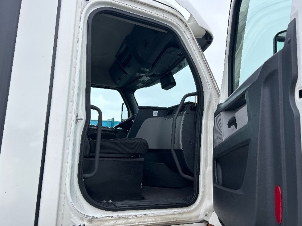 Day Cab Tractor-Heavy Duty Tractors-Freightliner-2020-T11664ST-Obetz-OH-401,795\n\t\tmiles-$ 47,000 - Image 12