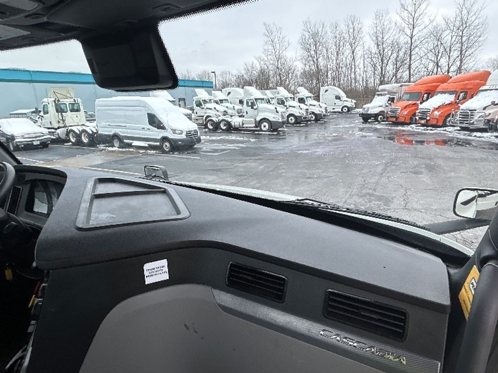 Day Cab Tractor-Heavy Duty Tractors-Freightliner-2020-T11664ST-Obetz-OH-401,795\n\t\tmiles-$ 47,000 - Image 13