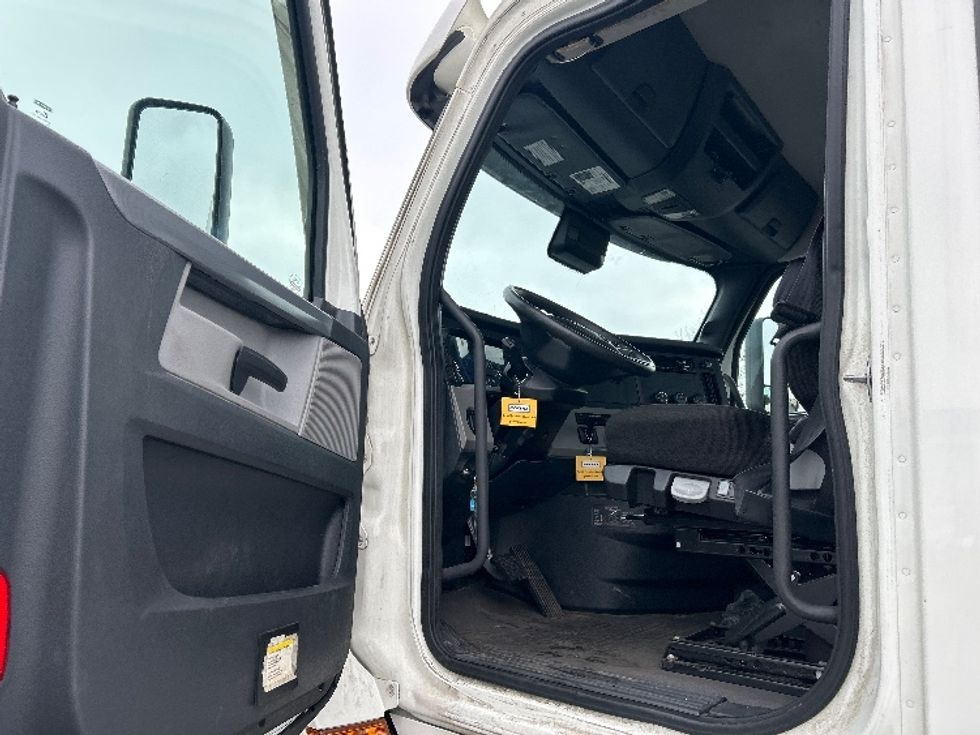 Day Cab Tractor-Heavy Duty Tractors-Freightliner-2020-T11664ST-Obetz-OH-401,795\n\t\tmiles-$ 47,000 - Image 9