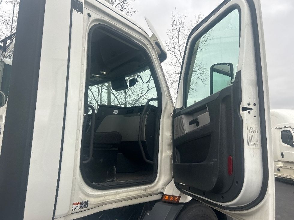 Day Cab Tractor-Heavy Duty Tractors-Freightliner-2020-T11664ST-Obetz-OH-483,000\n\t\tmiles-$ 40,500 - Image 12