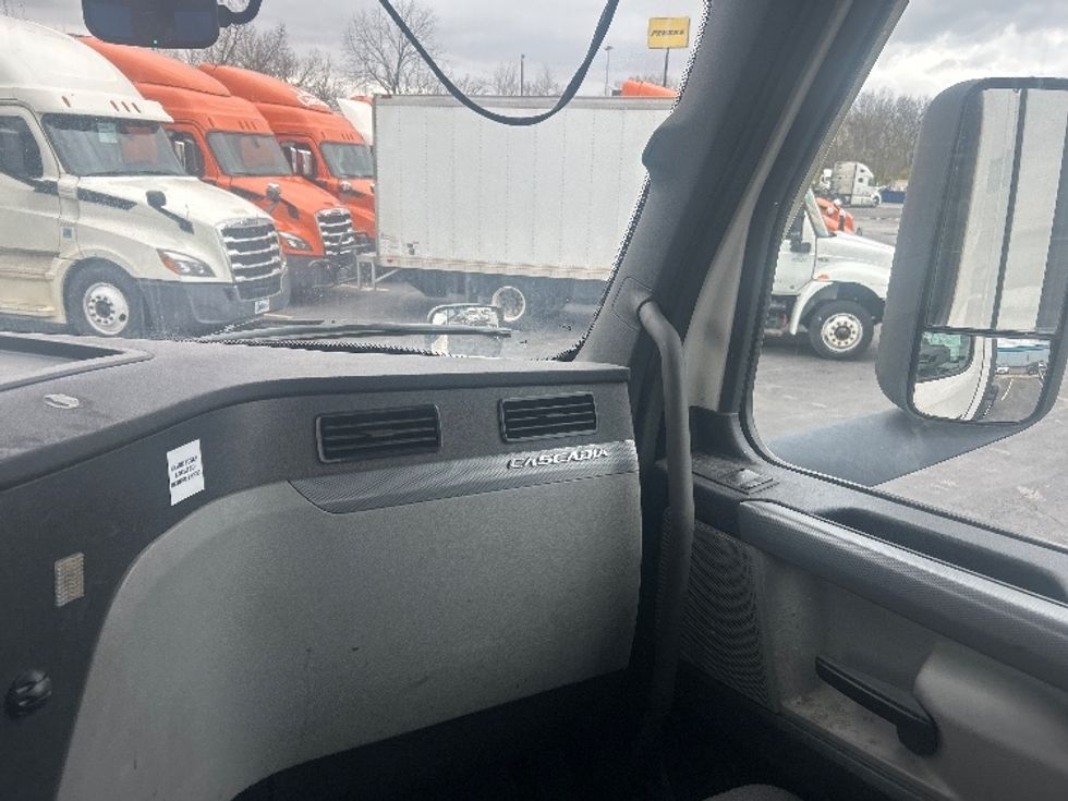 Day Cab Tractor-Heavy Duty Tractors-Freightliner-2020-T11664ST-Obetz-OH-483,000\n\t\tmiles-$ 40,500 - Image 13