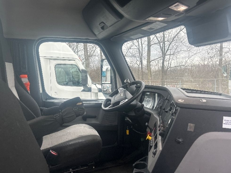 Day Cab Tractor-Heavy Duty Tractors-Freightliner-2020-T11664ST-Obetz-OH-483,000\n\t\tmiles-$ 40,500 - Image 14