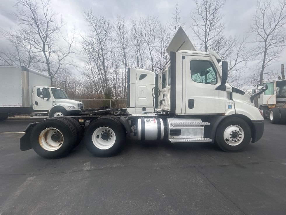 Day Cab Tractor-Heavy Duty Tractors-Freightliner-2020-T11664ST-Obetz-OH-483,000\n\t\tmiles-$ 40,500 - Image 8