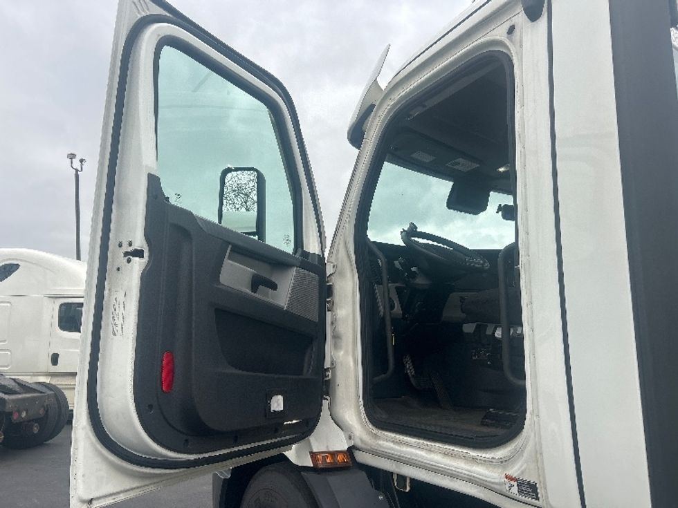 Day Cab Tractor-Heavy Duty Tractors-Freightliner-2020-T11664ST-Obetz-OH-483,000\n\t\tmiles-$ 40,500 - Image 9