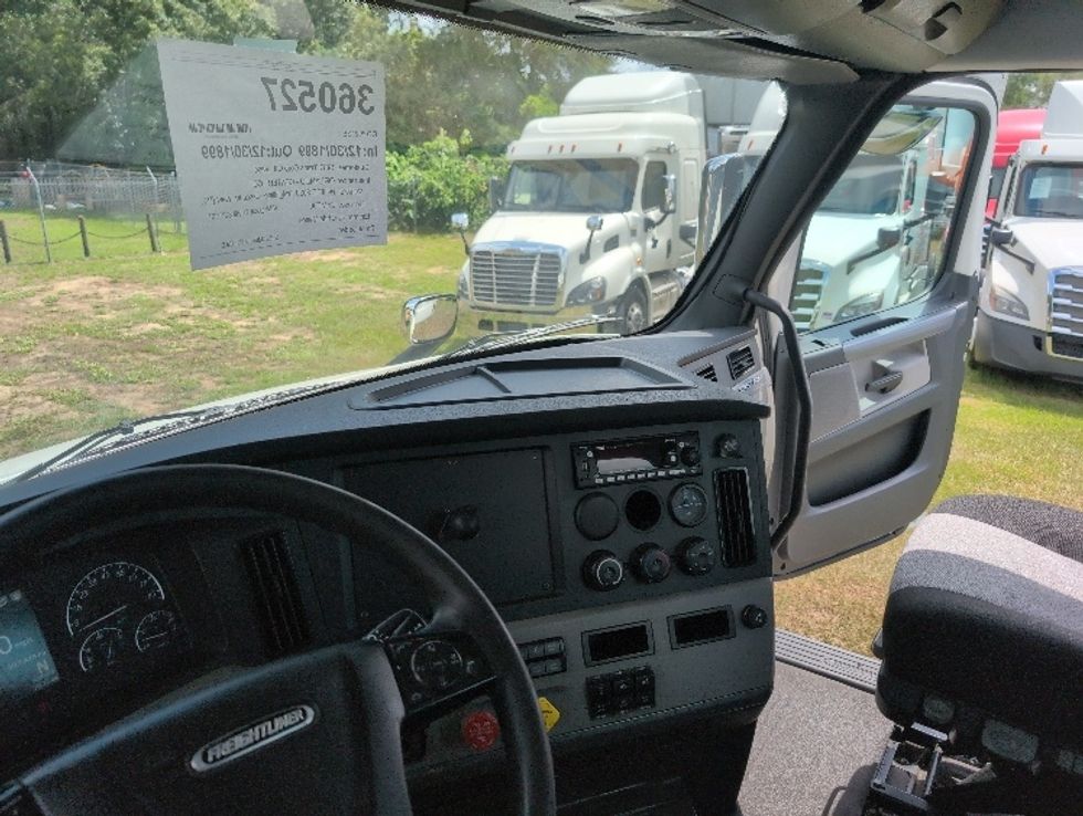 Day Cab Tractor-Heavy Duty Tractors-Freightliner-2020-T11664ST-Ocala-FL-397,427\n\t\tmiles-$ 51,750 - Image 10