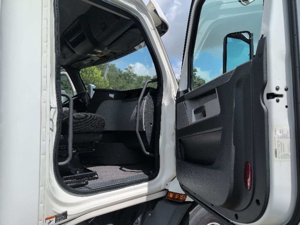 Day Cab Tractor-Heavy Duty Tractors-Freightliner-2020-T11664ST-Ocala-FL-397,427\n\t\tmiles-$ 51,750 - Image 12