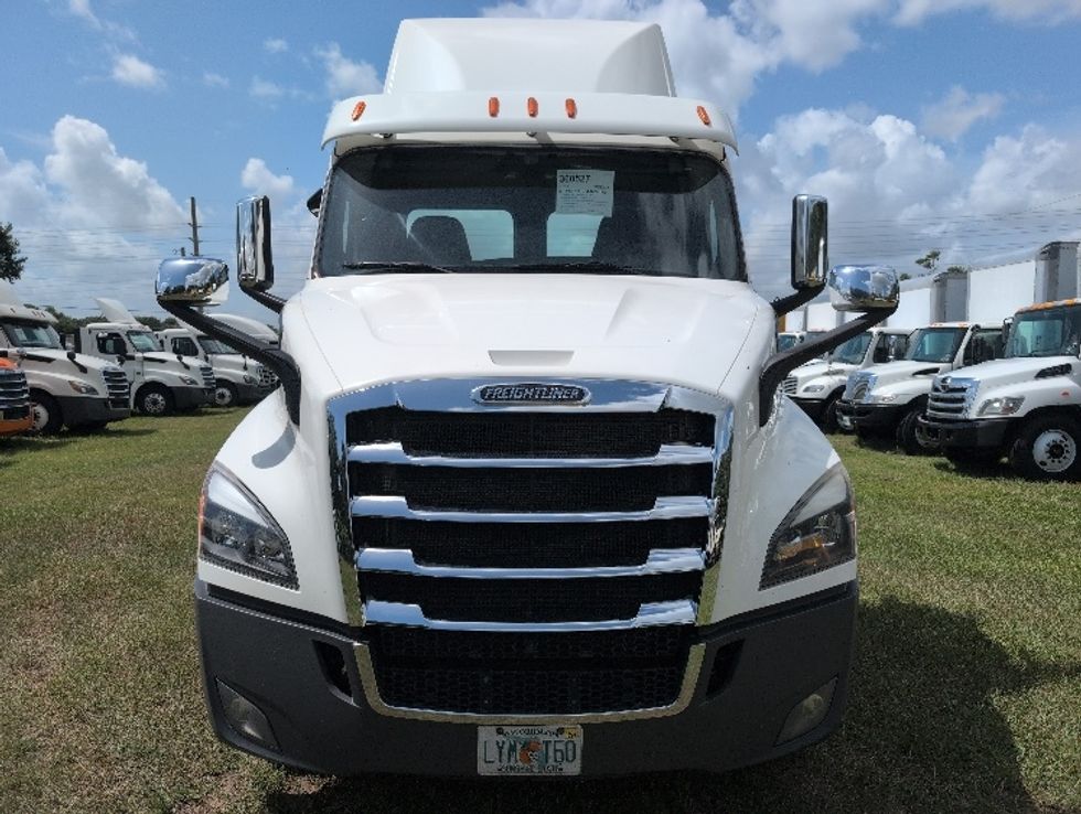 Day Cab Tractor-Heavy Duty Tractors-Freightliner-2020-T11664ST-Ocala-FL-397,427\n\t\tmiles-$ 51,750 - Image 2