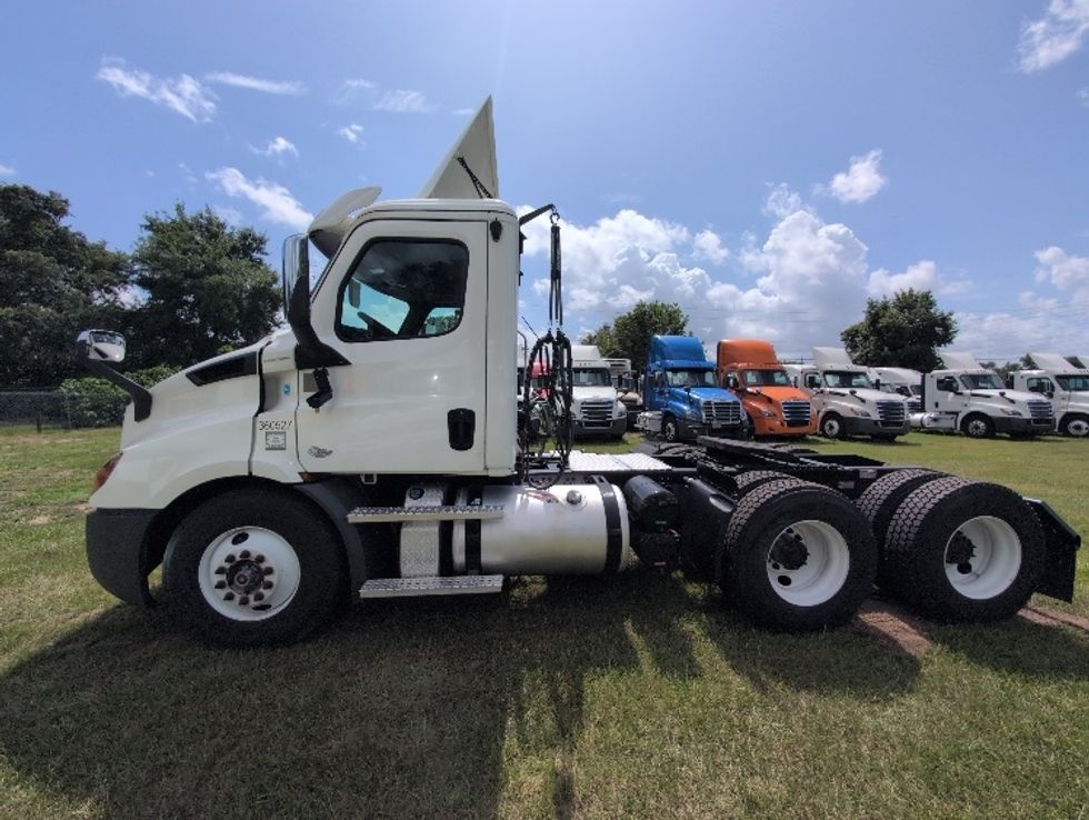 Day Cab Tractor-Heavy Duty Tractors-Freightliner-2020-T11664ST-Ocala-FL-397,427\n\t\tmiles-$ 51,750 - Image 4