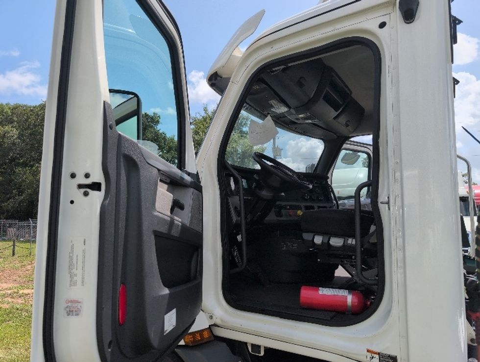 Day Cab Tractor-Heavy Duty Tractors-Freightliner-2020-T11664ST-Ocala-FL-397,427\n\t\tmiles-$ 51,750 - Image 9