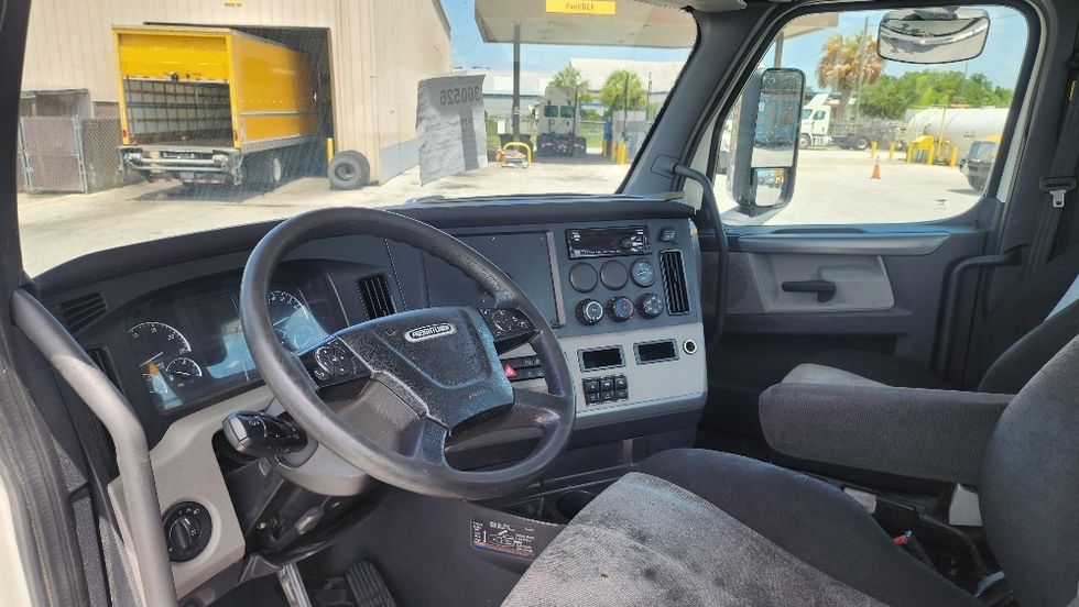 2020 Freightliner Cascadia 116" Day cab photo 10