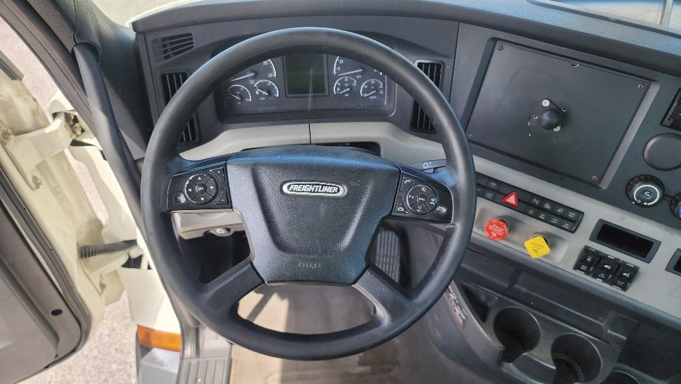 2020 Freightliner Cascadia 116" Day cab photo 11