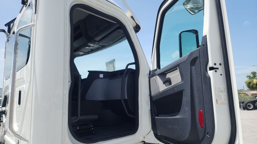 2020 Freightliner Cascadia 116" Day cab photo 12
