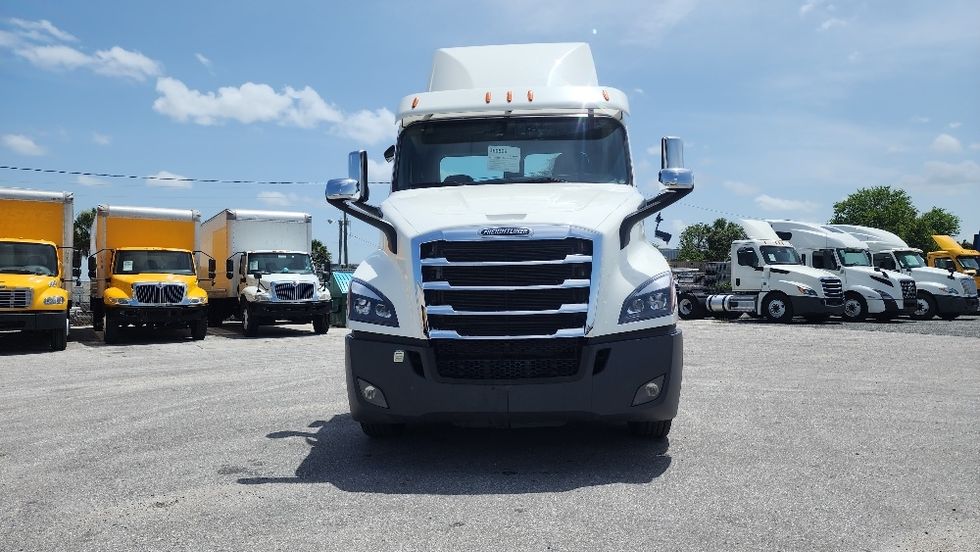2020 Freightliner Cascadia 116" Day cab photo 2