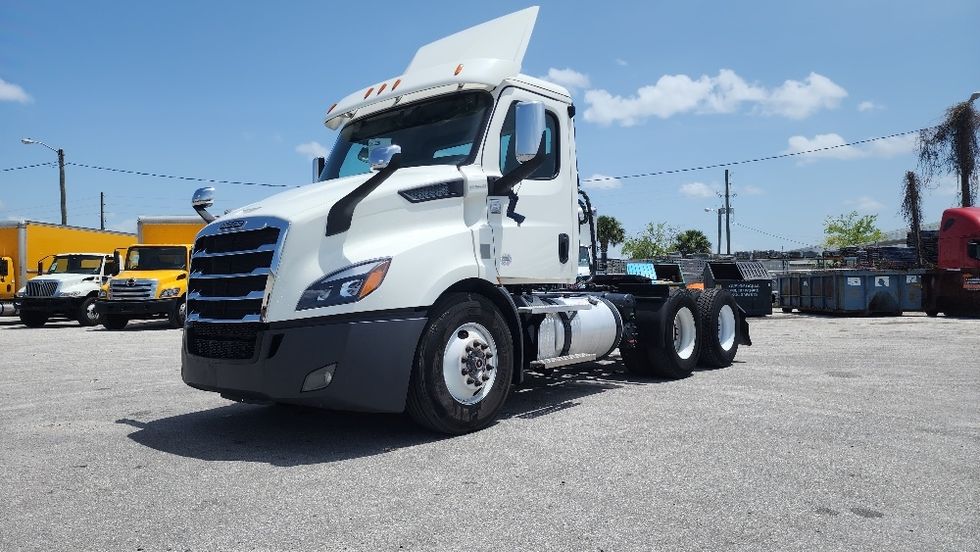 2020 Freightliner Cascadia 116" Day cab photo 3