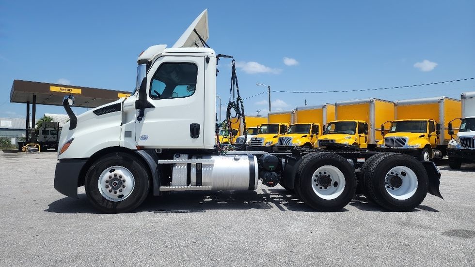 2020 Freightliner Cascadia 116" Day cab photo 4
