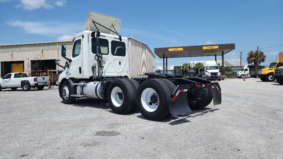2020 Freightliner Cascadia 116" Day cab photo 5