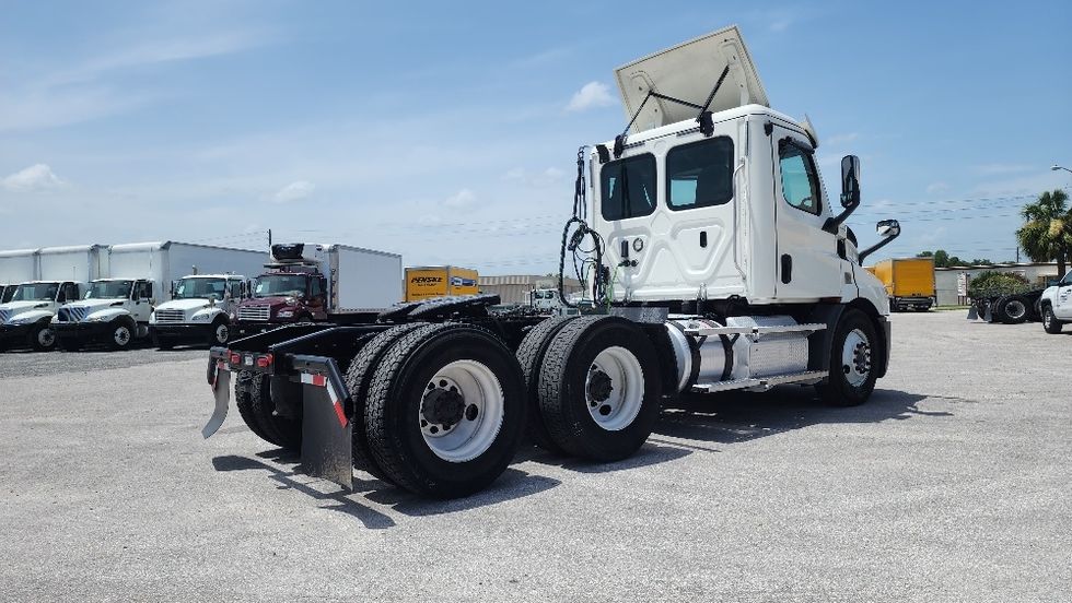 2020 Freightliner Cascadia 116" Day cab photo 7