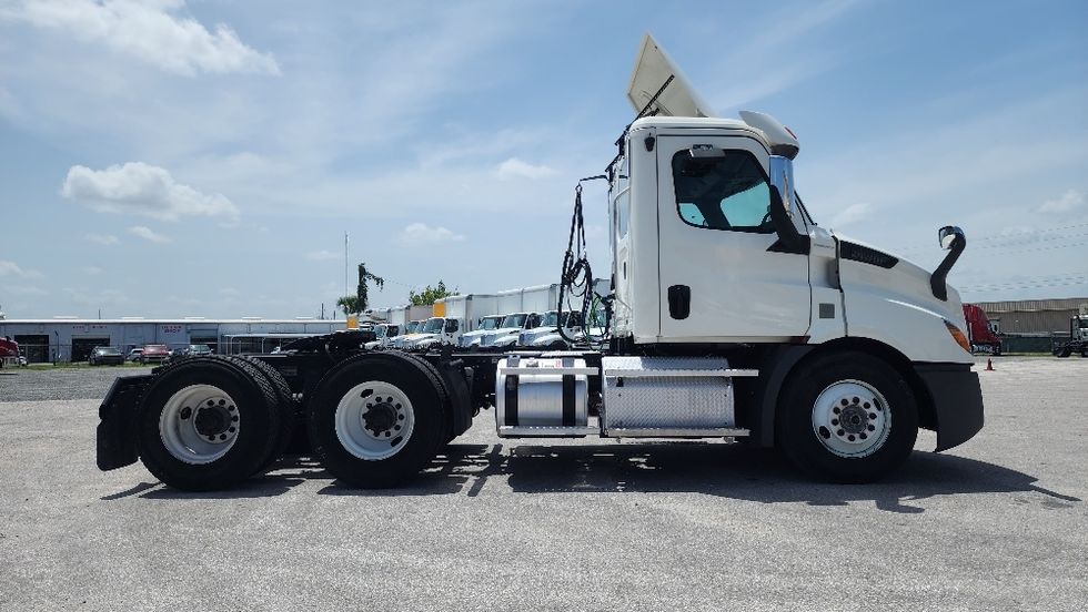 2020 Freightliner Cascadia 116" Day cab photo 8