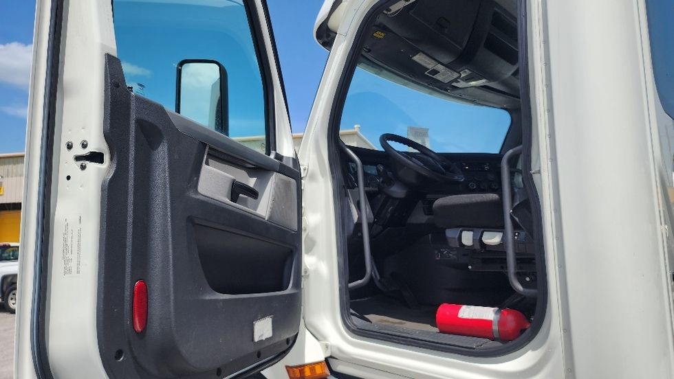 2020 Freightliner Cascadia 116" Day cab photo 9