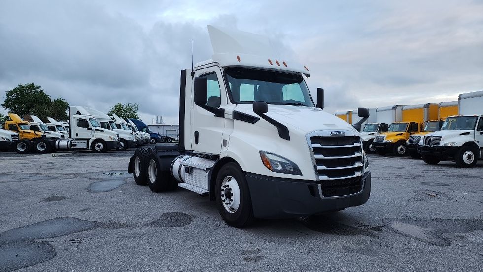Day Cab Tractor-Heavy Duty Tractors-Freightliner-2020-T11664ST-Ocala-FL-459,775\n\t\tmiles-$ 47,500 - Image 1