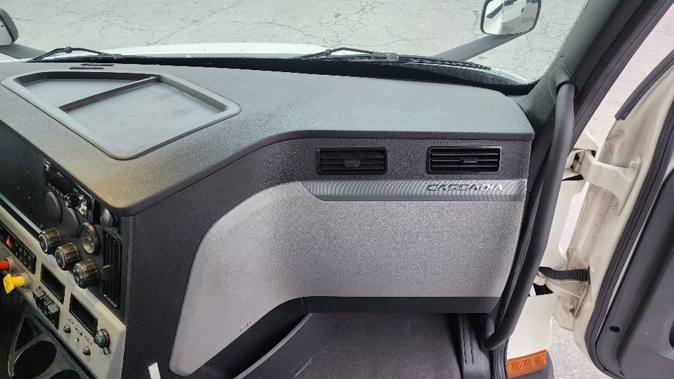 Day Cab Tractor-Heavy Duty Tractors-Freightliner-2020-T11664ST-Ocala-FL-459,775\n\t\tmiles-$ 47,500 - Image 13