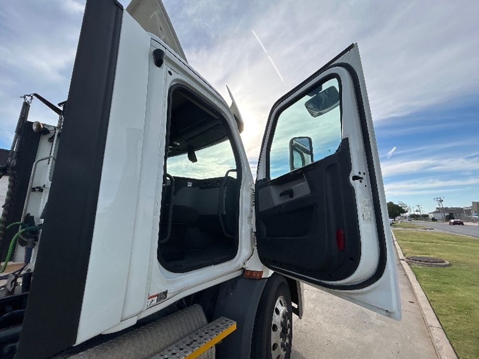 Day Cab Tractor-Heavy Duty Tractors-Freightliner-2020-T11664ST-Oklahoma City-OK-433,981\n\t\tmiles-$ 50,500 - Image 12