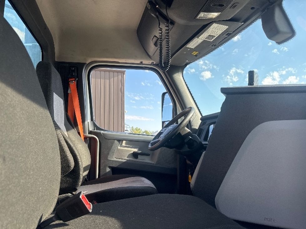 Day Cab Tractor-Heavy Duty Tractors-Freightliner-2020-T11664ST-Omaha-NE-396,208\n\t\tmiles-$ 55,500 - Image 14