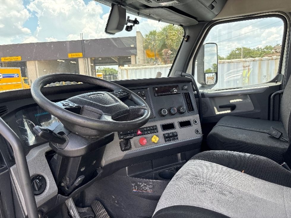 Day Cab Tractor-Heavy Duty Tractors-Freightliner-2020-T11664ST-Orlando-FL-415,328\n\t\tmiles-$ 49,000 - Image 10