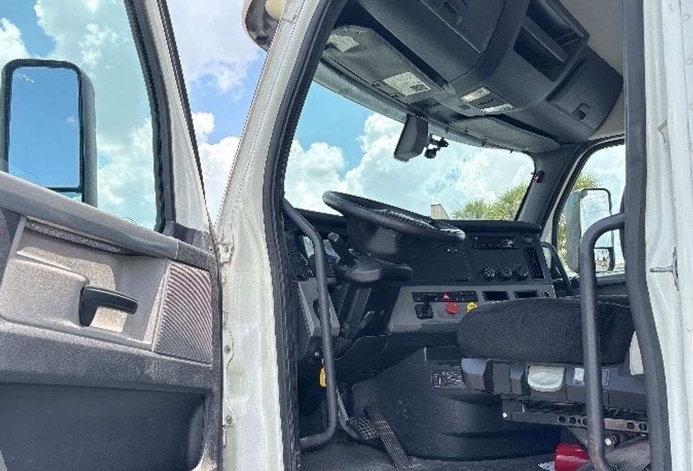 Day Cab Tractor-Heavy Duty Tractors-Freightliner-2020-T11664ST-Orlando-FL-415,328\n\t\tmiles-$ 49,000 - Image 9