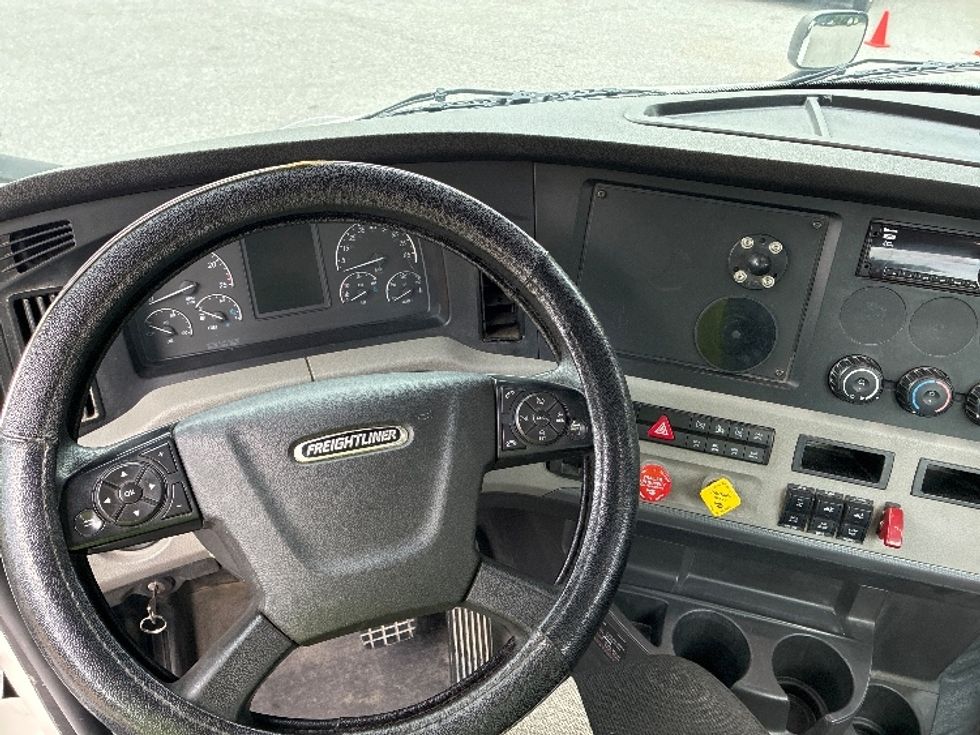 Day Cab Tractor-Heavy Duty Tractors-Freightliner-2020-T11664ST-Pensacola-FL-322,699\n\t\tmiles-$ 58,000 - Image 11